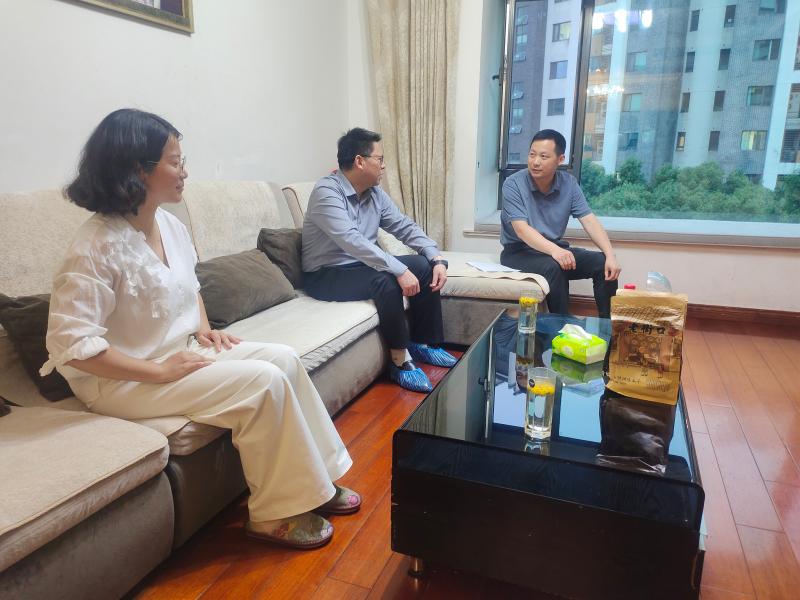 市生态环境局党组书记、局长张军到年轻干部家中走访